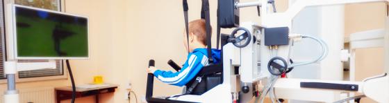 Un bambino affetto da Paralisi Cerebrale esegue degli esercizi supportati dalla tecnologia